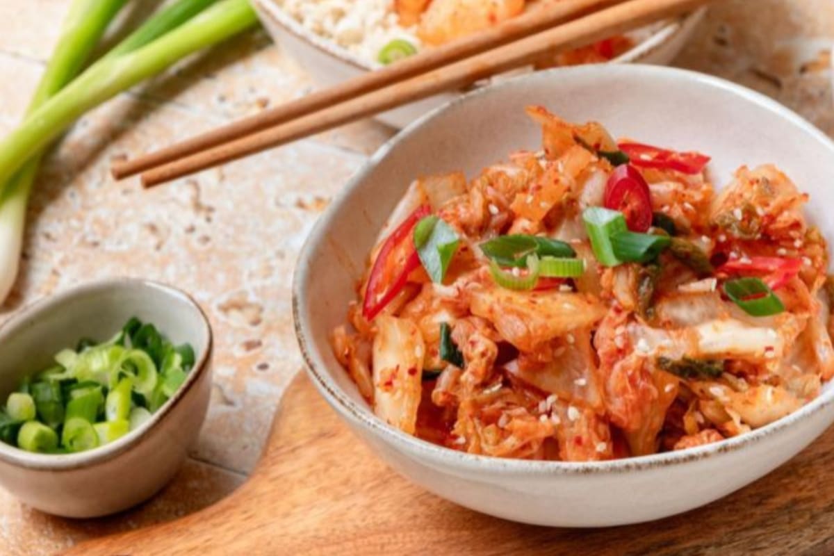 Las hojas de col china se adoban con el resto de ingredientes para después fermentar