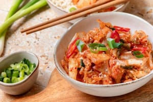 Las hojas de col china se adoban con el resto de ingredientes para después fermentar