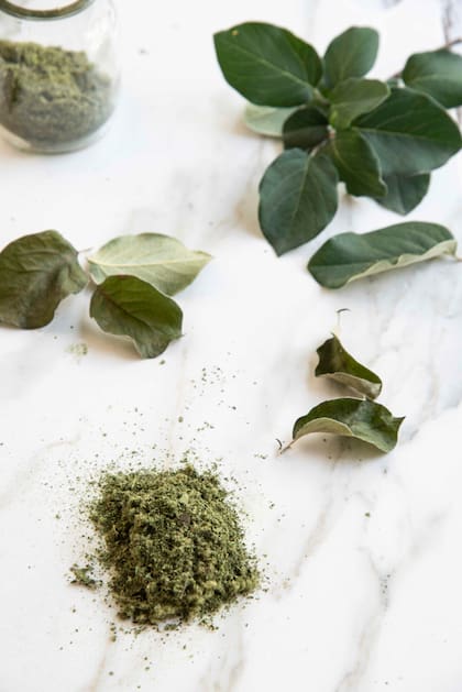 Las hojas de membrillo también son comestibles y hasta se crea un polvo para usarlo como decoración de los platos.