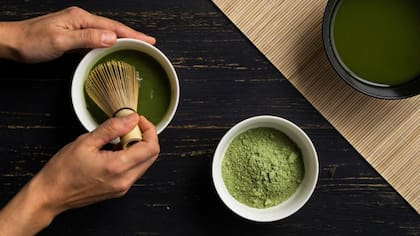 Las hojas del té se muelen hasta formar un polvo
