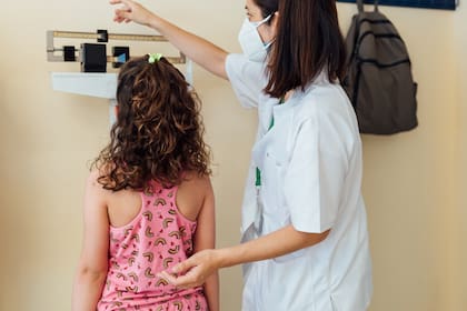 Las hormonas no solo cambian el cuerpo por fuera, sino que también provocan el crecimiento del cuerpo y la maduración de los huesos