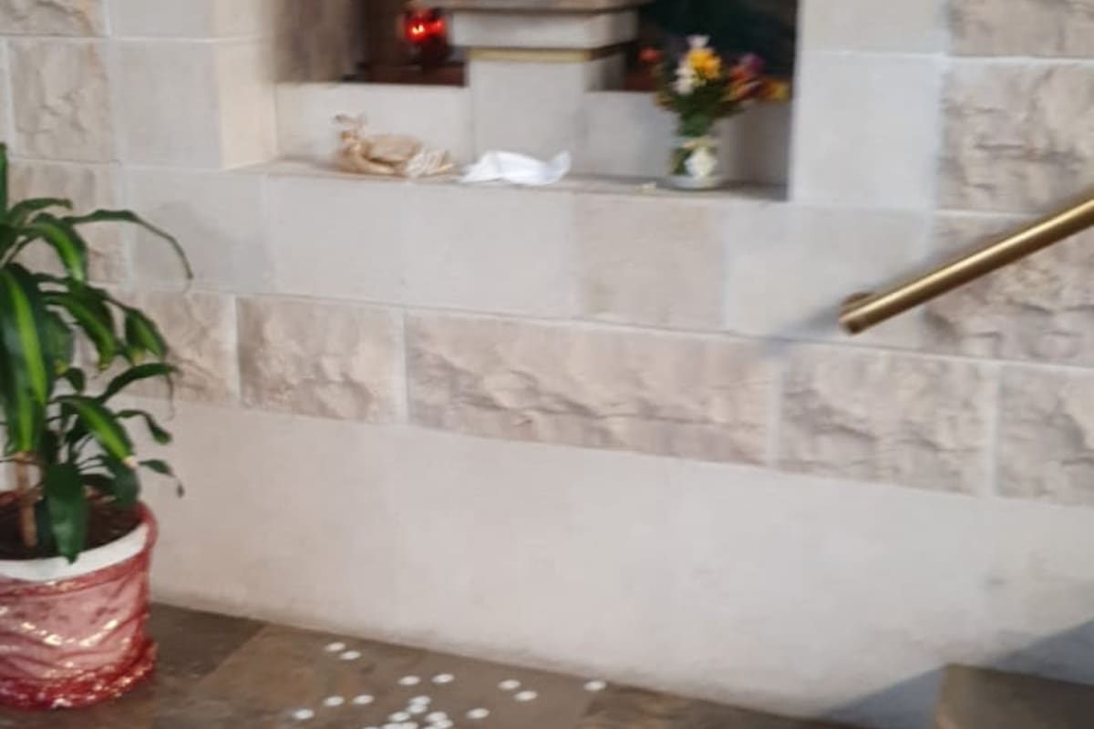 Las hostias desparramadas, testimonio de la profanación del sagrario en la iglesia catedral de San Marón