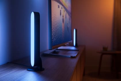 Las Hue Play se pueden apoyar en el mismo soporte de la tele, y aprovechan el rebote sobre la pared para ampliar y difuminar el alcance de su luz