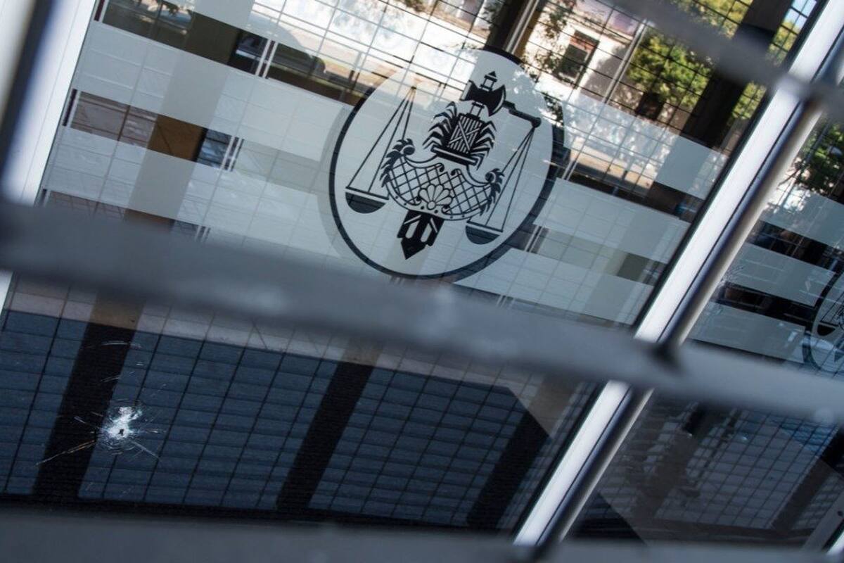 Las huellas de los disparos contra la sede judicial