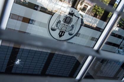 Las huellas de los disparos contra la sede judicial