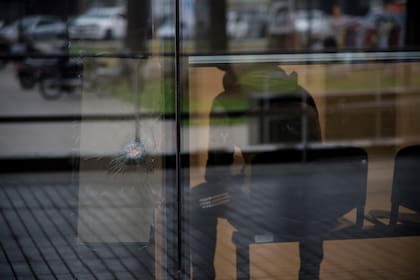 Las huellas de los disparos quedan también en edificio públicos