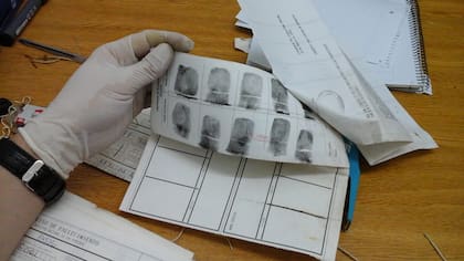 Las huellas digitales de las personas fallecidas y registradas como NN fueron la clave para su identificación (Gentileza)