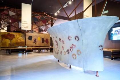 Las huellas encontradas en las cuevas de Monte Castillo, en una exhibición del Museo de Arte Rupestre de Cantabria