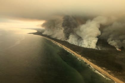 Las humaredas dominan el pasaje en la costa del estado australiano de Victoria