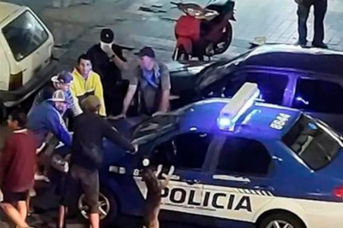 Las imágenes captaron el preciso momento en que el perrito se apoyaba en la patrulla
