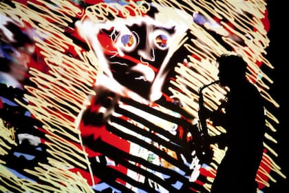 Las imágenes creadas por Semilla y el saxo de Dawi interactuando en vivo