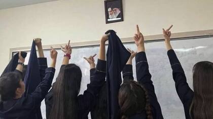 Las imágenes de alumnas quitándose el pañuelo en la cabeza para desafiar al gobierno islámico se volvieron virales.