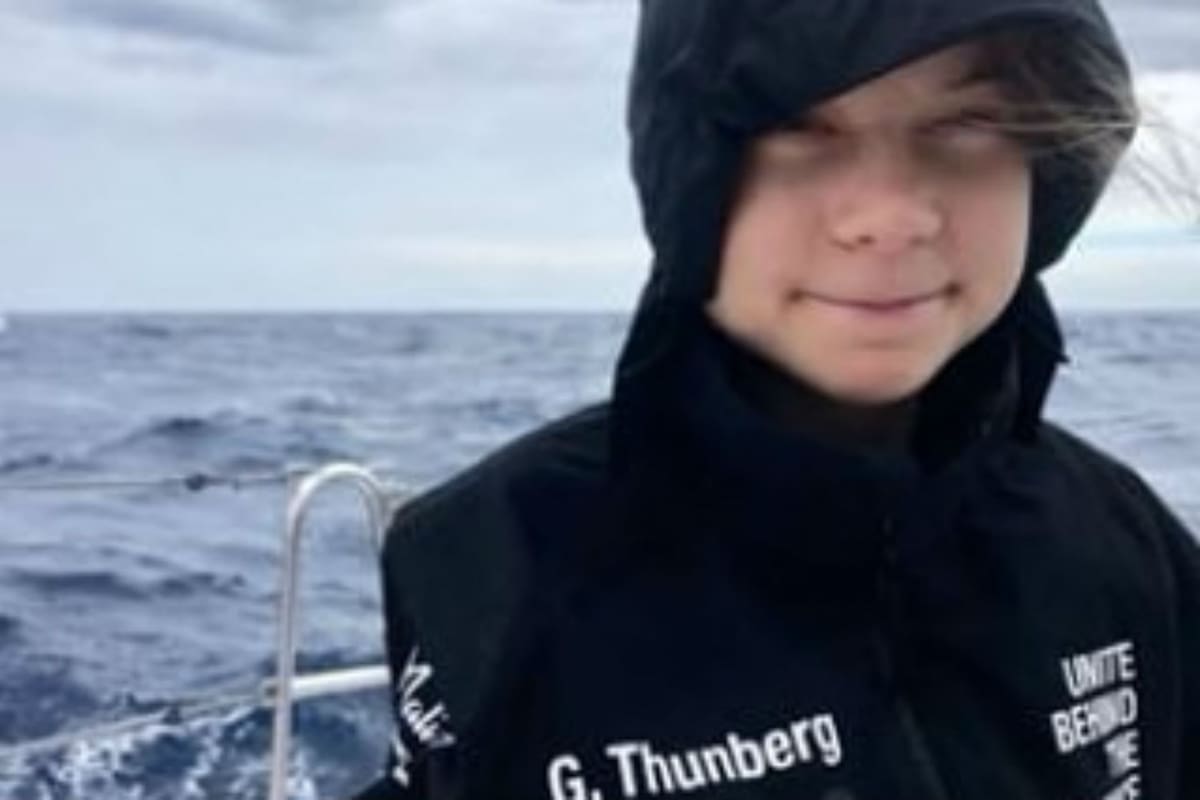 Las imágenes de Greta Thunberg en altamar se ven borrosas por la restricción de datos