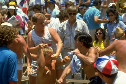 Las imágenes de hinchas argentinos e ingleses a los golpes en el partido del Mundial 86 recorrieron el mundo