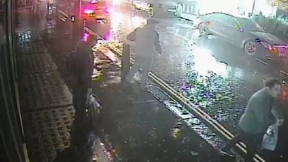 Las imágenes de la cámara de seguridad mostraron a los sospechosos subiendo a un taxi