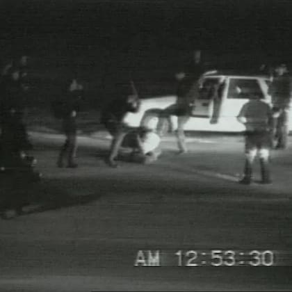 Las imágenes de la paliza a Rodney King en 1991 dieron la vuelta al mundo (Crédito: BBC Mundo)