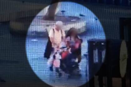 Las imágenes de la pareja que abandonó a la beba en plaza Miserere