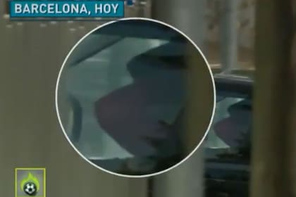 Las imágenes de la TV española del ingreso de Suárez a la casa de Messi