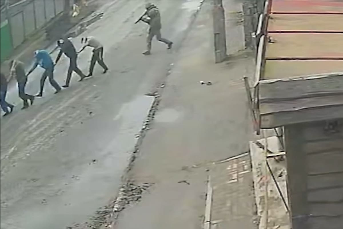 Las imágenes de las cámaras de seguridad, obtenidas por The Times, mostraban a soldados rusos conduciendo a un grupo de cautivos ucranianos hacia el patio donde serían ejecutados momentos después, el 4 de marzo.