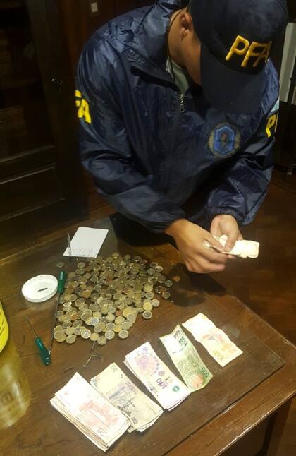 Parte de las monedas recuperadas y dinero secuestrado