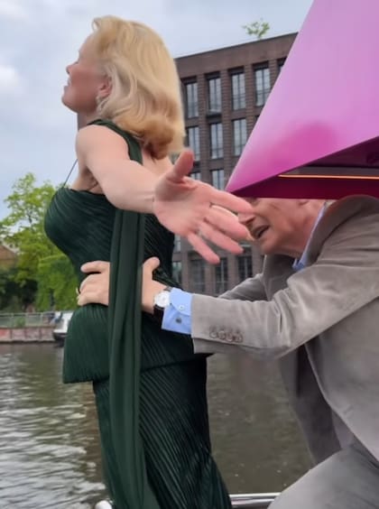 Las imágenes de Liam Neeson y Pamela Anderson juntos dieron pie a rumores de un posible romance (Instagram/@pamelaanderson)