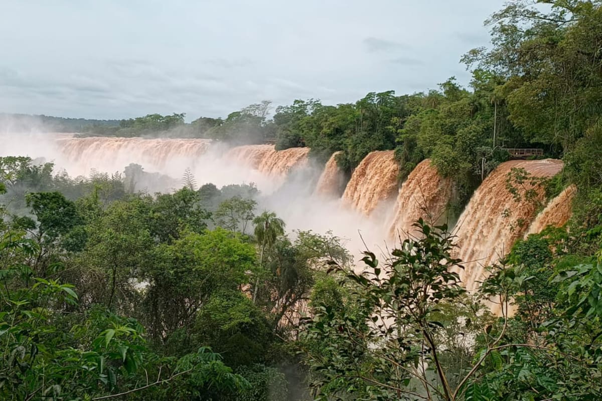 Las imágenes de los saltos este domingo por la mañana: agua marrón de un río que, por su fuerza, arrastra muchos sedimentos