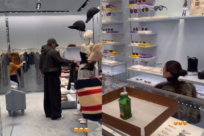 Las imágenes de Rodrigo De Paul y Tini Stoessel de compras en una tienda de lujo (Foto: Captura de video / X @cosafortuitaa)