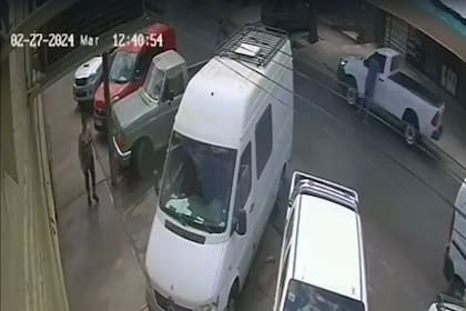 Las imágenes de una cámara de seguridad muestran el momento exacto del robo.