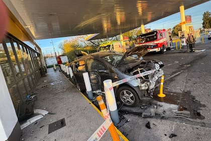 Las imágenes del accidente en el que murió una mujer y un hombre resultó herido en el acceso Tigre