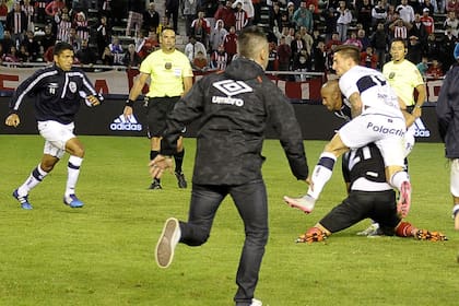 Las imágenes del escándalo en el clásico de La Plata