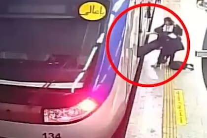 Las imágenes del incidente mostraron a una niña siendo sacada de un tren por otras niñas en una estación de metro y colocada en el andén