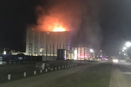 Las imágenes del lujoso edificio en llamas fueron registradas en la madrugada del domingo por transeúntes
