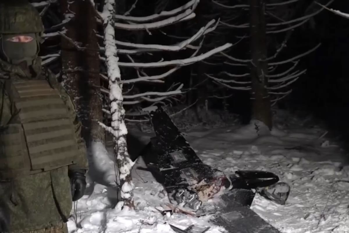 Las imágenes difundidas por el Ministerio de Defensa rusa con un dron caído en Novgorod