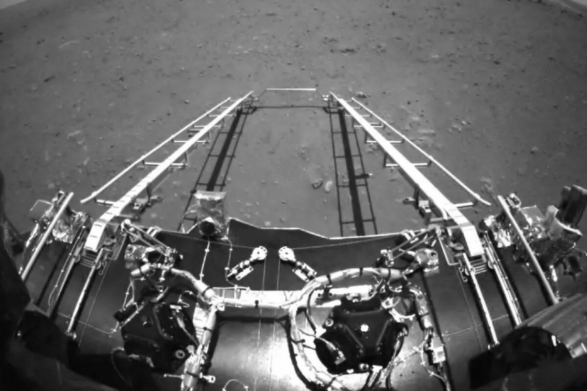 Las imágenes frontales muestran el paisaje llano de Utopia Planitia