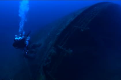 Las imágenes fueron captadas por el fotógrafo y su equipo, quienes aseguran que dentro de la nave se halló una bota Foto: Captura de video