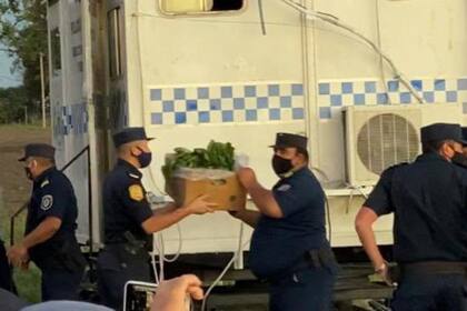 Las imágenes fueron difundidas por cámaras de televisión, luego de que el juez subrogante diera la orden para poder hacer llegar provisiones a la propiedad