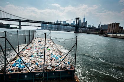 Kadir van Lohuizen ganó el primer premio en la categoría de Historias Ambientales, muestra una barcaza con más de 300 toneladas de plástico y basura, que son llevadas a una planta de reciclaje en Brooklyn