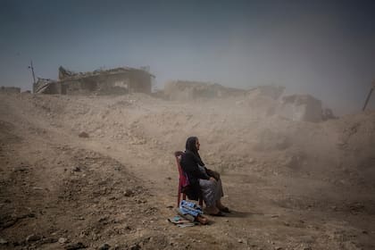 Primer premio en la categoría de Historias Generales,La batalla de Mosul, por Ivor Prickett para The New York Times; Nadhira Aziz observa, luego de un ataque aéreo, a trabajadores de Defensa Civil iraquí que excavan los restos de su casa en la Ciudad Vieja, su hermana y sobrina fueron asesinadas