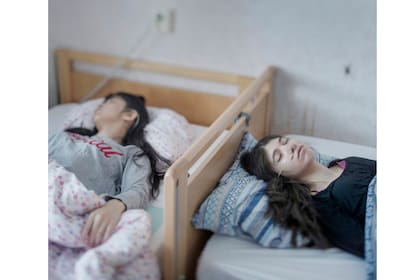 Magnus Wennman, primer premio categoria Individual, muestra a dos hermanas postradas en una cama que padecen Síndrome de resignación