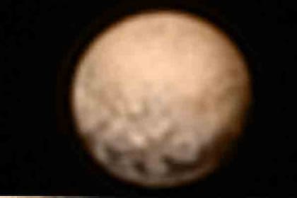 Las imágenes más reciente mostraron al planeta enano de un color anaranjado.
