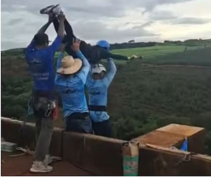 Las imágenes muestran a la joven de 21 años siendo cargada por tres instructores hasta la plataforma y lanzada en la modalidad conocida como “avioncito”