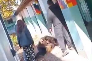Las imágenes muestran cómo los presuntos familiares y los alumnos se agarraban a las piñas