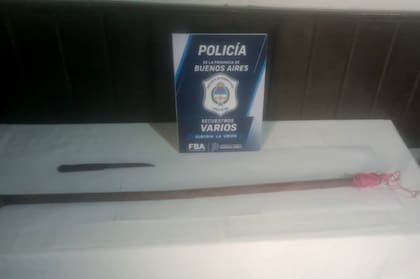 El sospechoso habría atacado a Álvarez con un arma blanca, provocándole graves heridas en el torso y la espalda