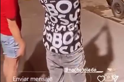 Las imágenes que muestran a los jóvenes disparando al aire con armas de fuego.