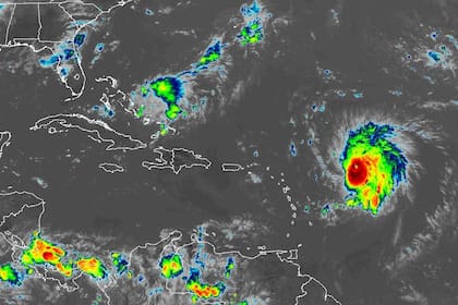 Las imágenes satelitales muestran que el ojo del huracán Lee perdió definición durante el viernes