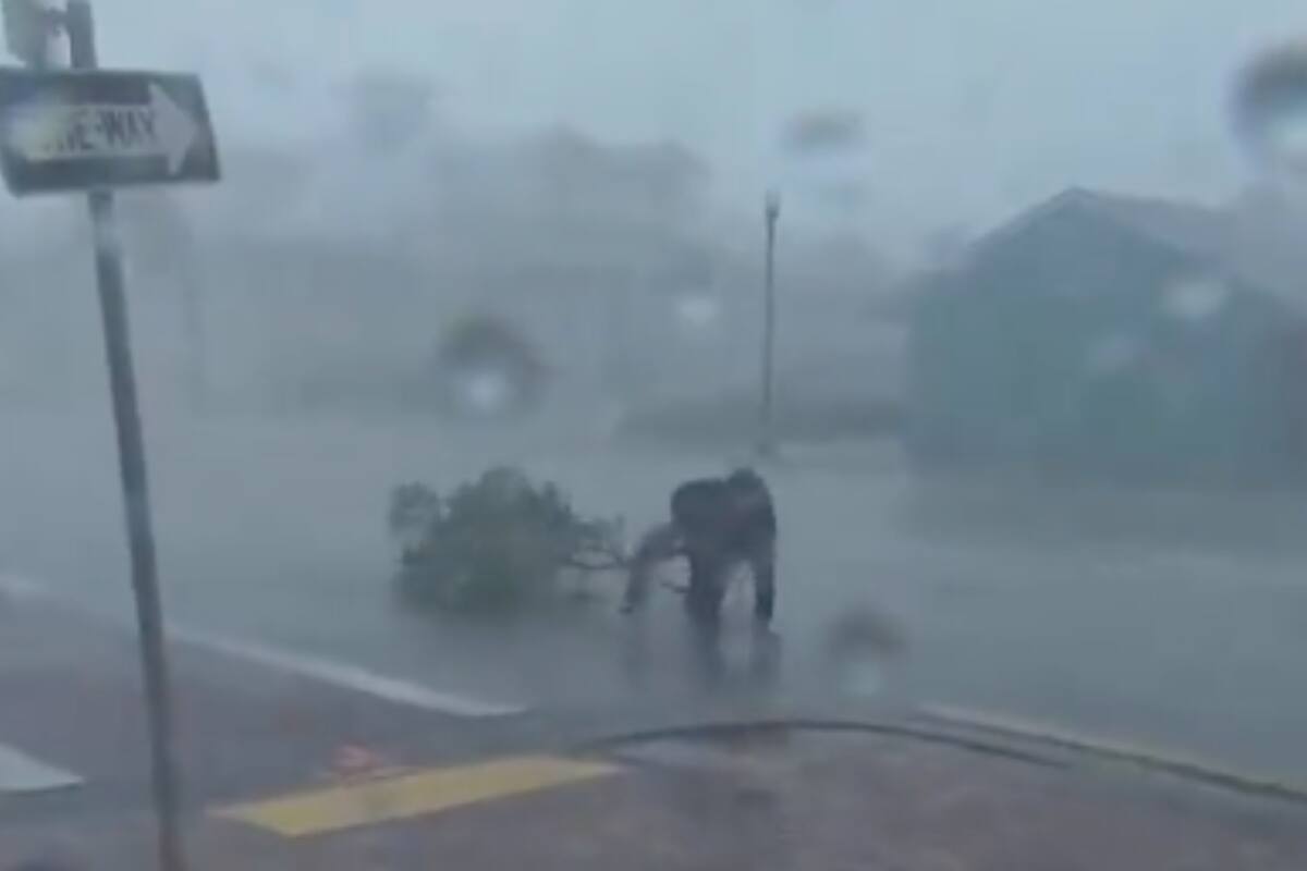 Las impactantes imágenes de Jim Cantore mientras luchaba contra las ráfagas de viento y lluvias del huracán Ian