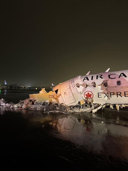 Las impactantes imágenes del avión accidentado en una pista en el aeropuerto LaGuardia.