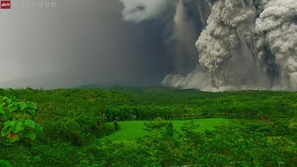 Las impactantes imágenes tras la erupción de monte Semeru