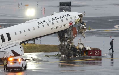 Las impactantes imágenes y videos del choque de un avión Air Canada con un camión en LaGuardia.