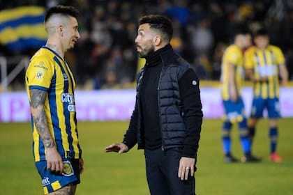 Las indicaciones de Tevez, en todo momento; aquí, con Damián Martínez